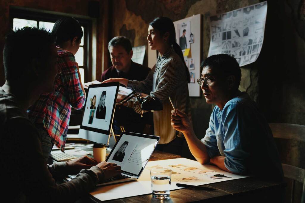 group of creative people working and brainstorming f9j86ry